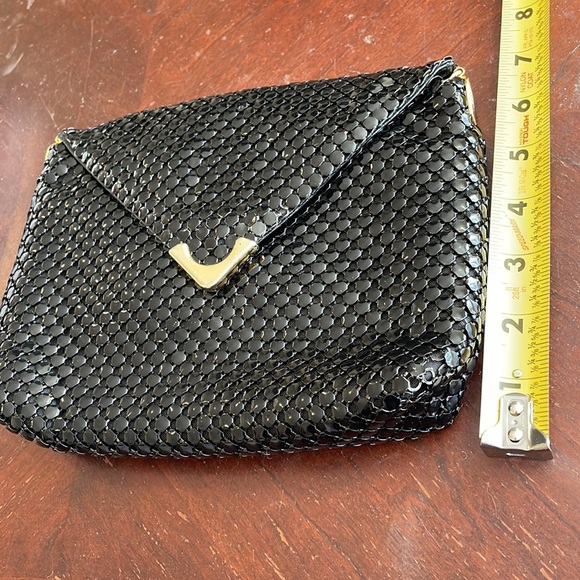 La Regale black beaded purse with strap and crown detail on the side - Picture 12 of 12